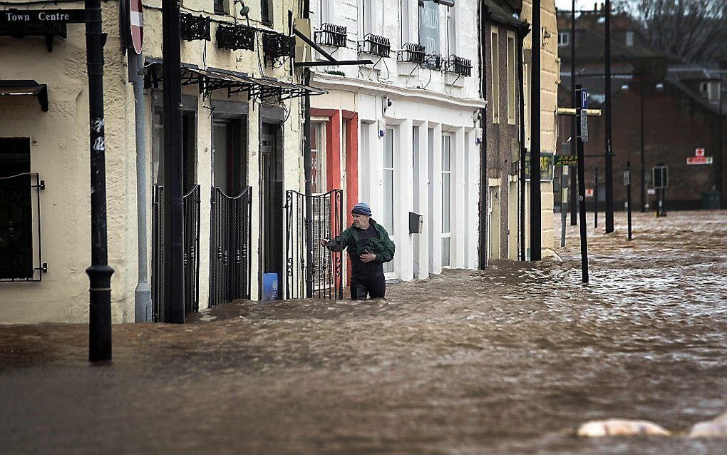 De Britse prins Charles en zijn vrouw Camilla hebben op oudejaarsdag slachtoffers van de storm Frank een hart onder de riem gestoken. beeld AFP