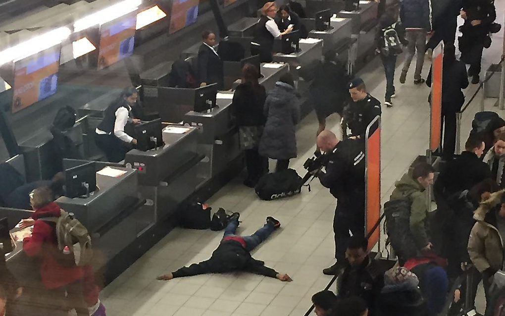 Vertrekhal 3 van luchthaven Schiphol is vrijdagochtend korte tijd ontruimd geweest omdat een man had geroepen dat hij een bom bij zich had. beeld ANP