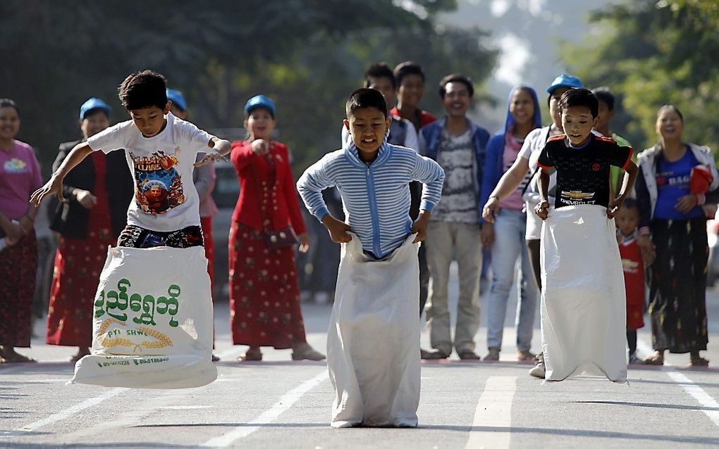 Spelletjes voor de kinderen in Mandalay. beeld EPA