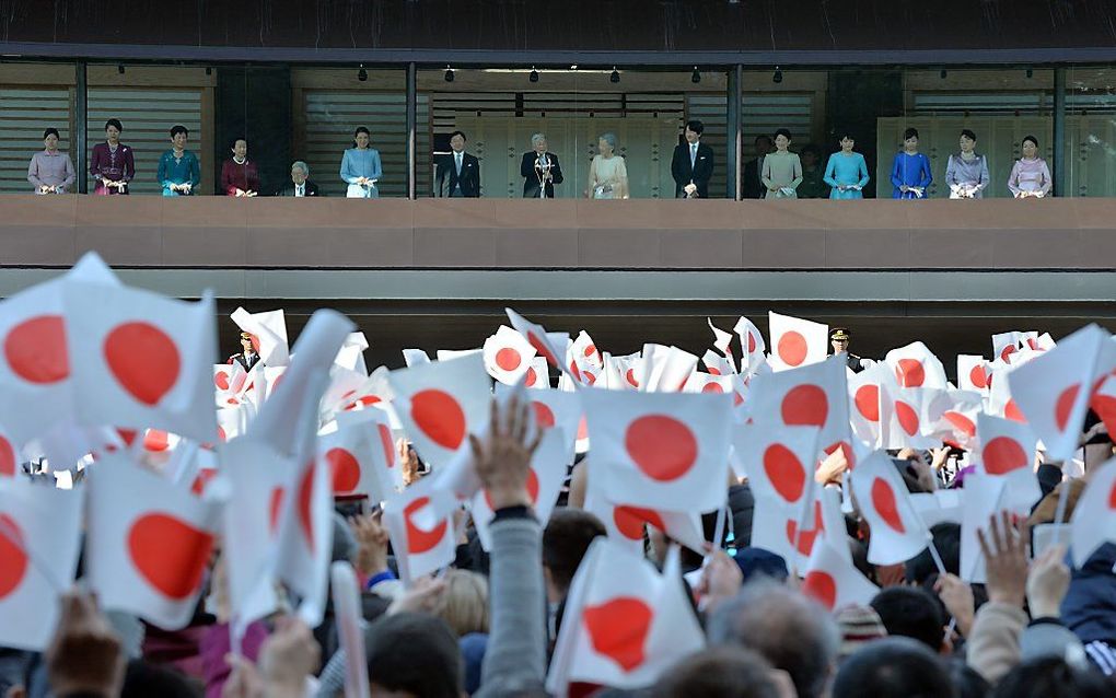 De Japanze keizerlijke familie op het balkon van het paleis in Tokyo. beeld AFP