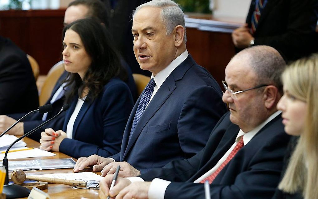 De Israëlische premier Benjamin Netanyahu (M). beeld EPA