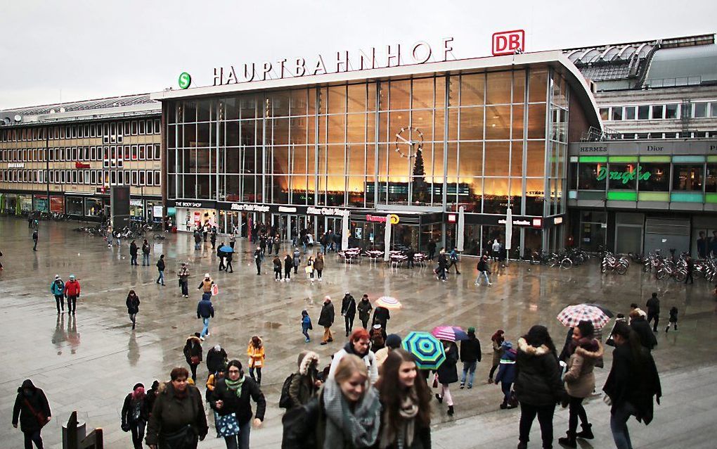 Bij het centraal station en de dom van Keulen zijn in de nieuwjaarsnacht tientallen vrouwen aangerand. Ze werden ingesloten door een groep van zo'n duizend jonge mannen. beeld EPA