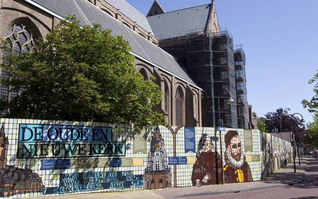 De Nieuwe Kerk Delft krijgt ondergronds ontvangstruimten (achter de schutting). Archeologen willen meer vooronderzoek.  beeld RD, Anton Dommerholt