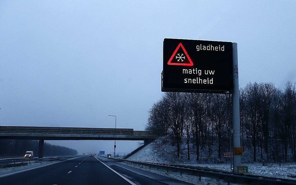 Een waarschuwing voor gladheid langs de A28 bij Assen. beeld ANP