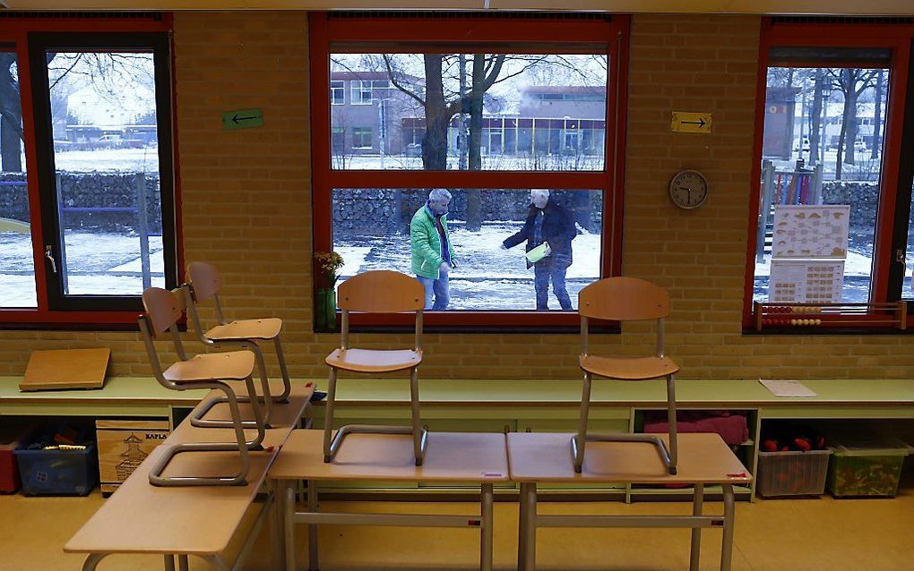 Een leeg klaslokaal in Assen. Diverse scholen in het noorden van het land zijn gesloten vanwege de weersomstandigheden. beeld ANP