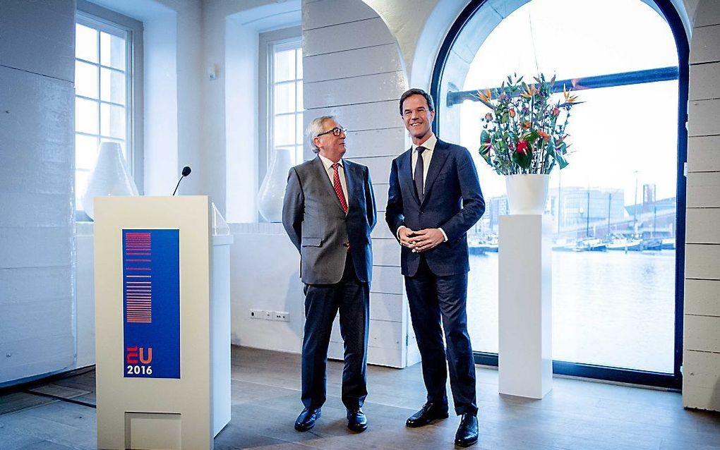 Premier Mark Rutte ontvangt voorzitter Claude Juncker (L) van de Europese Commissie in het Scheepvaartmuseum. beeld ANP