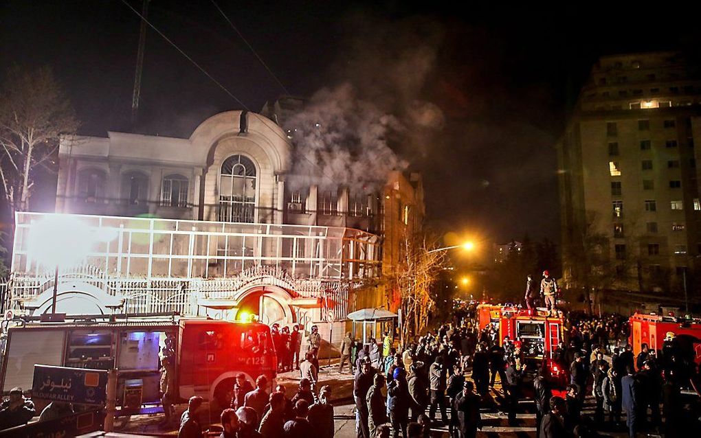 TEHERAN. Beeld van de gewelddadigheden afgelopen zaterdagavond rond de Saudische ambassade in de Iraanse hoofdstad Teheran. beeld EPA