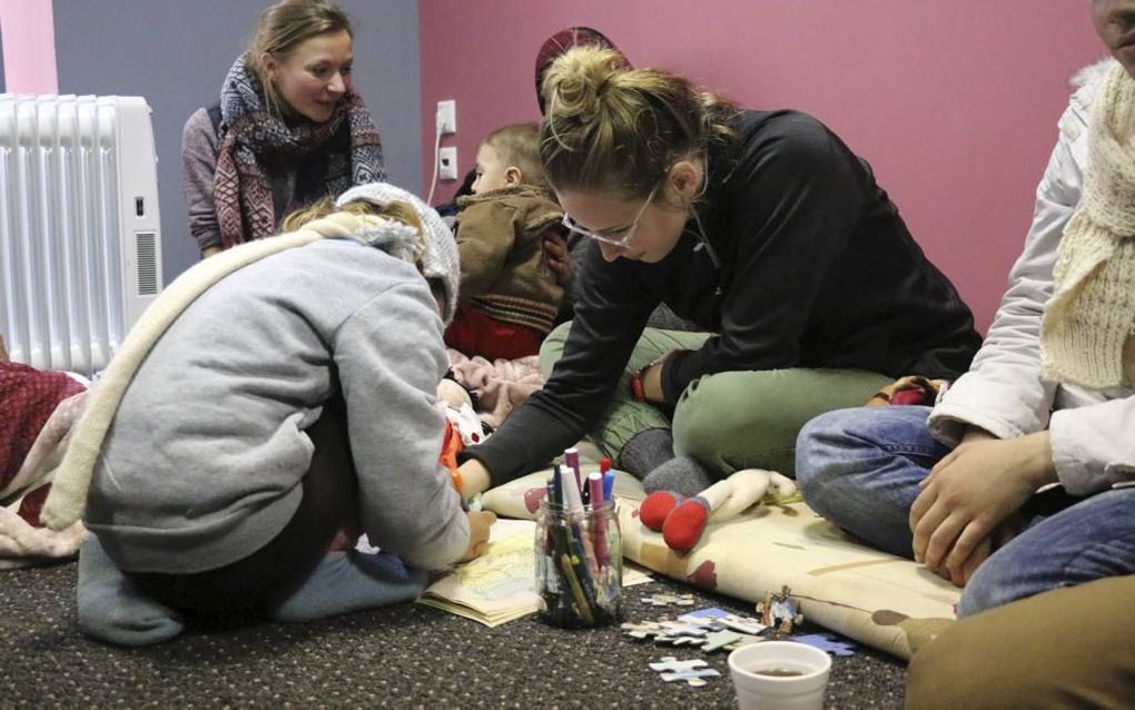 Hulpverleners op het Griekse eiland Lesbos zijn nog steeds op zoek naar de beste manier om vluchtelingen in de winter op te vangen. Duitse vrijwilligers houden de kleine kinderen bezig met kleurplaten en leesboekjes. beeld Jilke Tanis