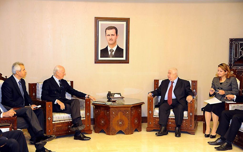 De Syrische minister van Buitenlandse Zaken Walid al-Moualem (rechts) sprak zaterdag met VN-gezant Staffan de Mistura. Beeld EPA