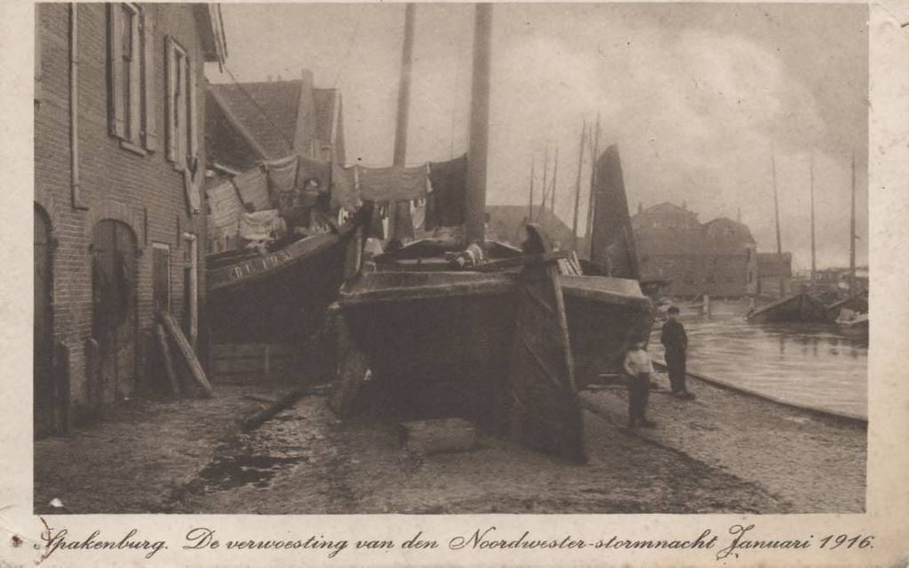 Botters op de kade (Oude Schans) in Spakenburg na de watersnood van 1916. beeld RD