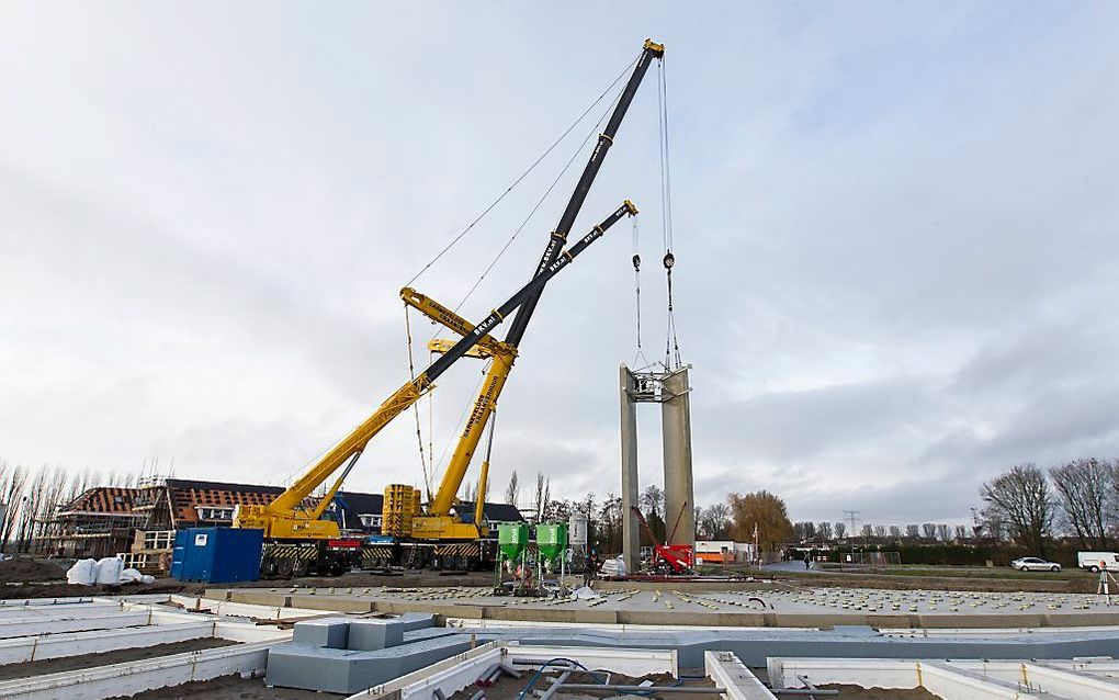 Grote telescoopkranen plaatsen deze week het prefab casco van het nieuwe kerkgebouw van de gereformeerde gemeente te Nieuw-Beijerland. beeld RD, Anton Dommerholt