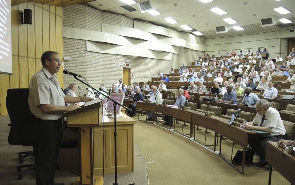 POTCHEFSTROOM. In de synodezaal van de GKSA in Potchefstroom ging vanmorgen de buitengewone algemene synode van start. Deze week vergaderen 280 afgevaardigden over de vraag of vrouwen kunnen worden toegelaten tot de ambten van predikant en ouderling. beel