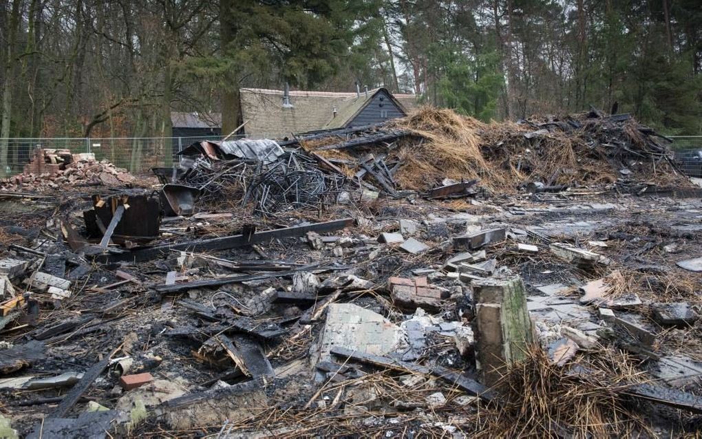 HULSHORST. Restanten van het afgebrande kampeergebouw bij Hulshorst. beeld  Bram van de Biezen