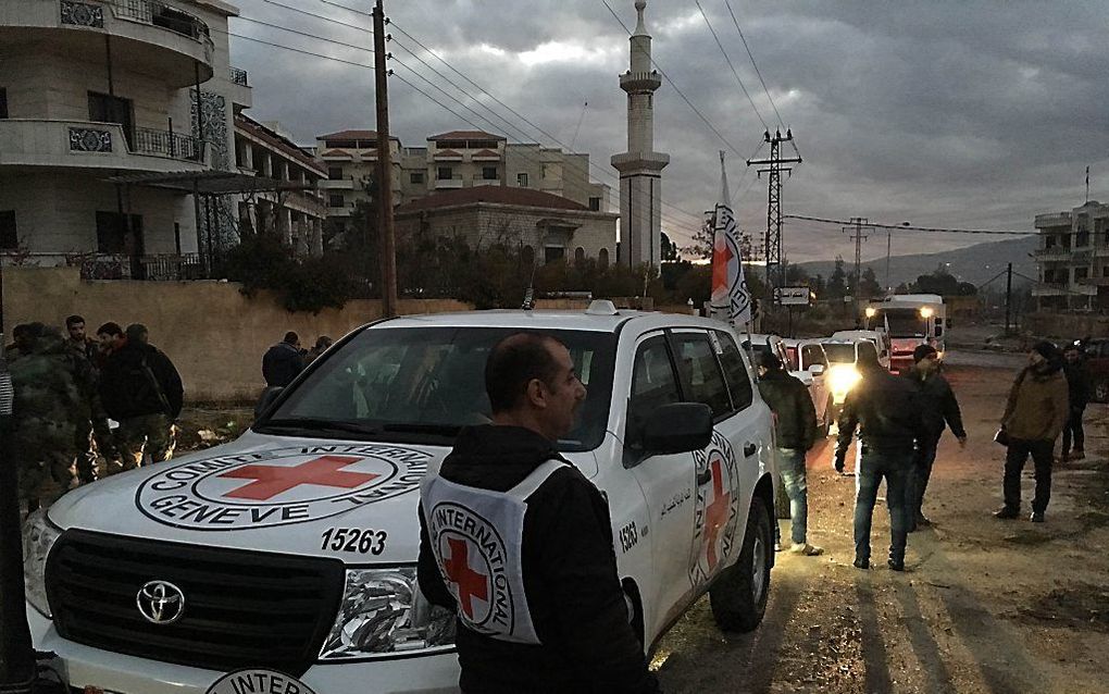 Het Rode Kruis dinsdag in Madaya. Beeld AFP