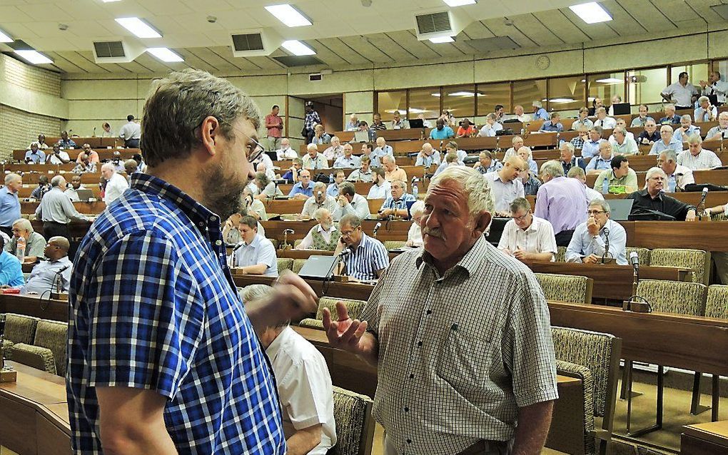 Afgevaardigden in gesprek tijdens de GKSA-synode. beeld RD