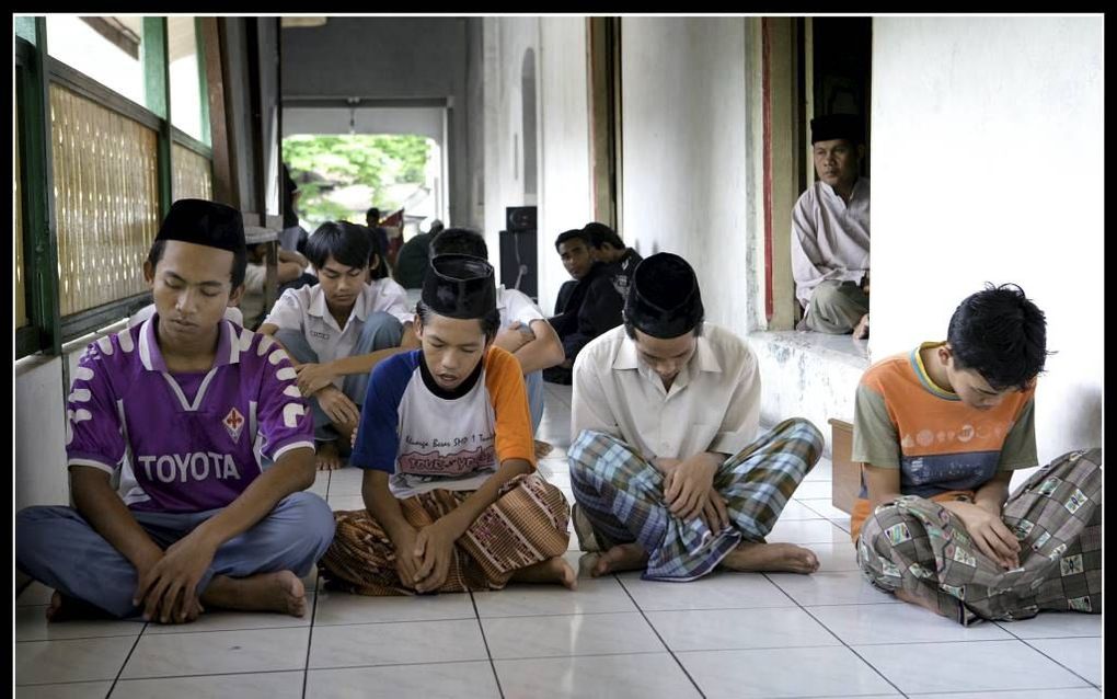 JAKARTA. Jongens leren koranteksten uit hun hoofd. Ze zitten op een koranschool, ergens op het platteland van Java (Indonesië). beeld RD, Henk visscher