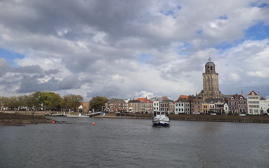 De Deventer Lebuïnuskerk vanaf de IJssel. Beeld RD