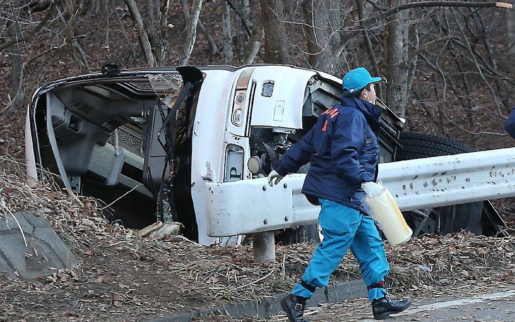 De bus die van de weg raakte en over de kop sloeg. Beeld AFP