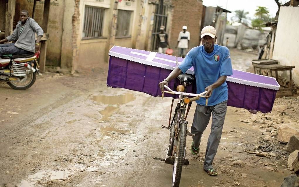 BUJUMBURA. Een timmerman levert een kist af in de Burundese hoofdstad Bujumbura, eerder deze week. Het land staat volgens waarnemers op de rand van een burgeroorlog. Bijna dagelijks vallen er doden door geweld. beeld AFP