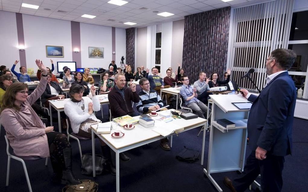 In gebouw De Hoeksteen in Sliedrecht werd donderdagavond een toerustingsavond gehouden over de vraag hoe met kinderen over het Evangelie gesproken kan worden. Een van de sprekers was Jan Bayense (r). beeld Dirk Hol