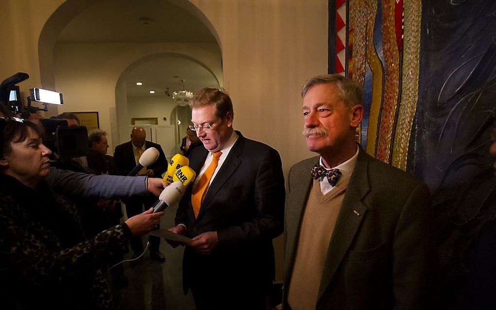 Minister Ard van der Steur (Veiligheid en Justitie) en patholoog-anatoom George Maat staan de pers te woord, nadat de bewindsman zijn excuses heeft aangeboden. Beeld ANP