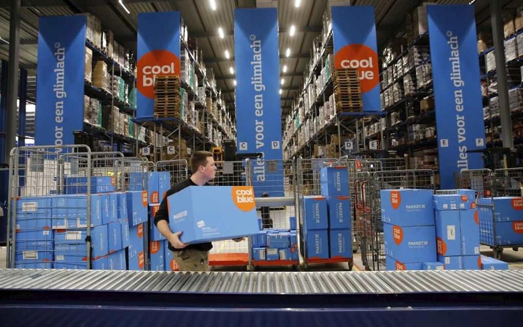 TILBURG. Webwinkelbedrijf Coolblue zag de omzet vorig jaar toenemen van 360 naar 555 miljoen euro. Foto: inpakwerkzaamheden bij het distributiecentrum van CoolBlue in Tilburg. beeld ANP