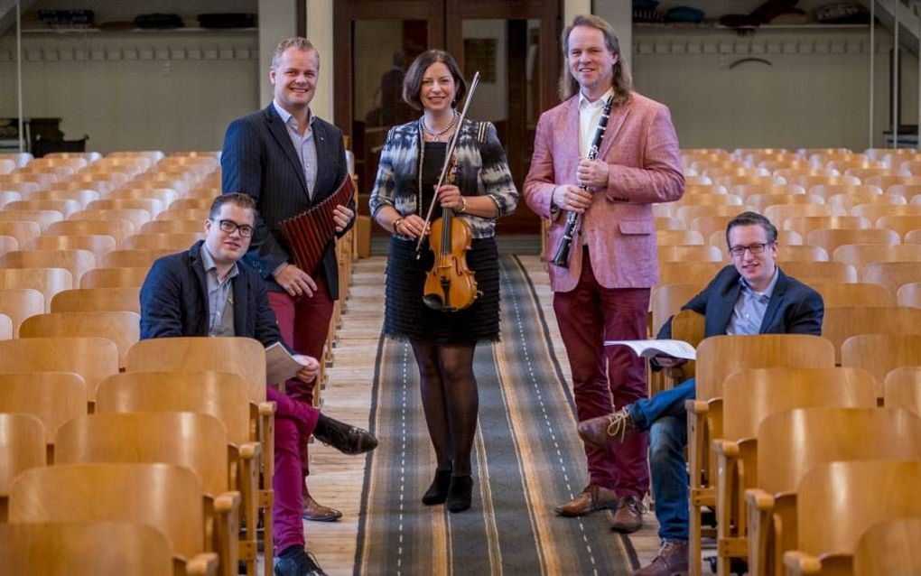 De leden van het ensemble Take Five „dagen elkaar uit en motiveren elkaar.” Van links naar rechts Marien Stouten, Leon Koppelman, Annette Jumelet, Peter Koetsveld en Jan-Peter Teeuw. Beeld Cees van der Wal.