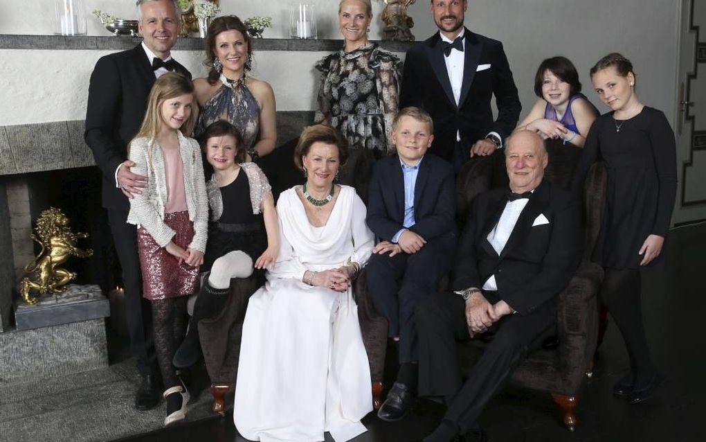 Ter gelegenheid van het regeringsjubileum van koning Harald ging zaterdagavond de Noorse koninklijke familie op de foto. Op de achterste rij: Ari Behn, prinses Märtha Louise, kroonprinses Mette-Marit en kroonprins Haakon. Vooraan: Leah Isadora Behn, Emma 