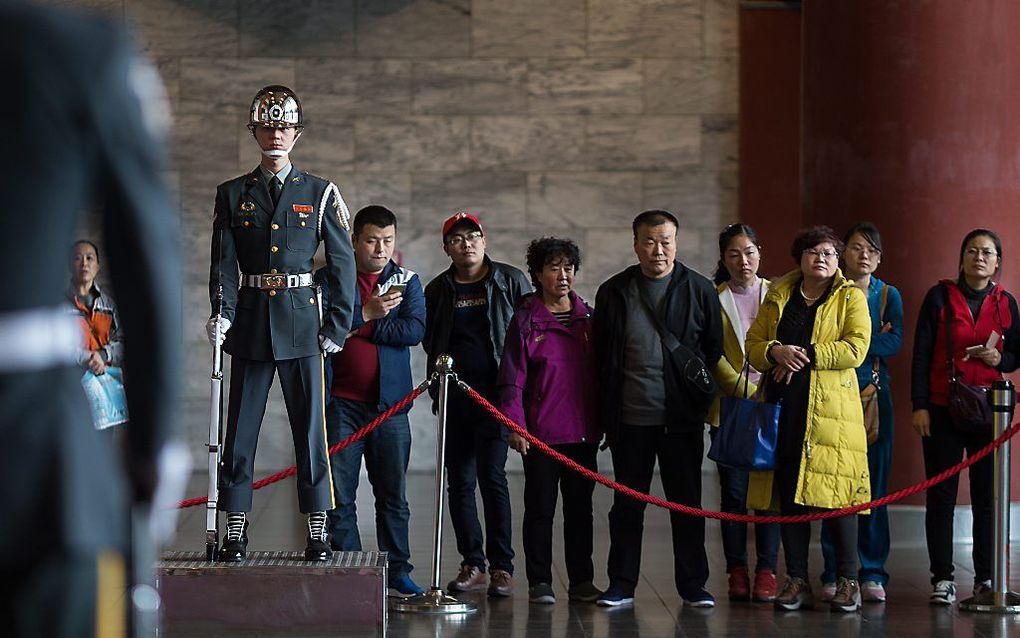 TAIPEI. Alsof er niets was gebeurd, poseerden vandaag toeristen bij de erewacht bij het monument voor Sun Yat Sen in de grote  Herdenkingshal die rondom het standbeeld van de grondlegger van de Taiwanese staat is gebouwd.  Taiwan stemde zaterdag voor een 