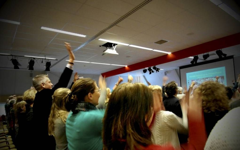 Samenzang tijdens de landelijke dag van stichting Present, zaterdag in Doorn. Het afgelopen jaar is het aantal vrijwilligers van de stichting gegroeid van 29.000 naar 36.000. beeld Jan van Reenen