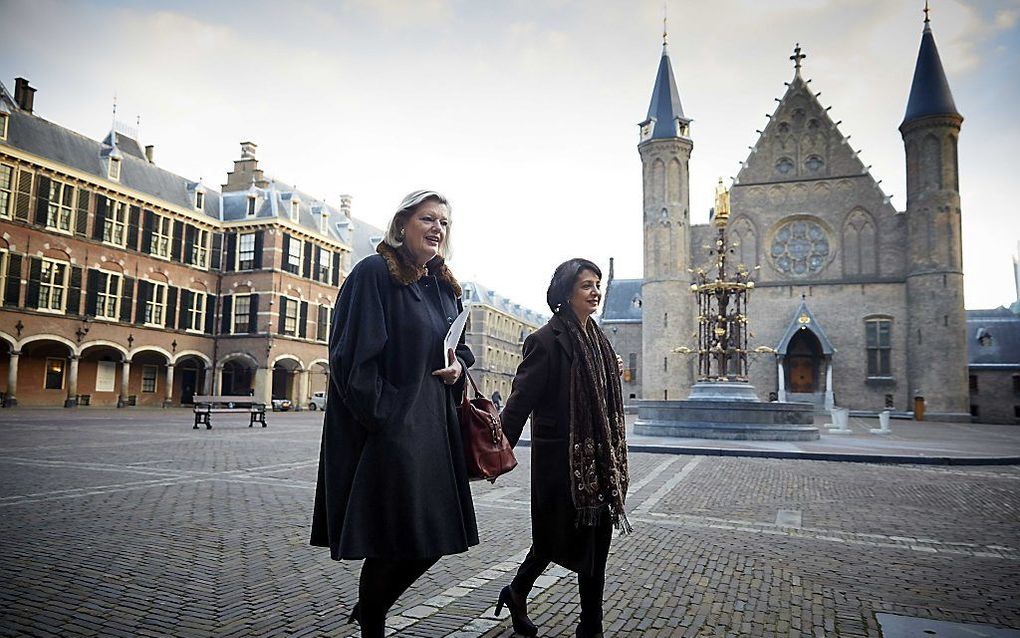 Tweede Kamervoorzitter Arib (R) en Eerste Kamervoorzitter Broekers-Knol op het Binnenhof. beeld ANP