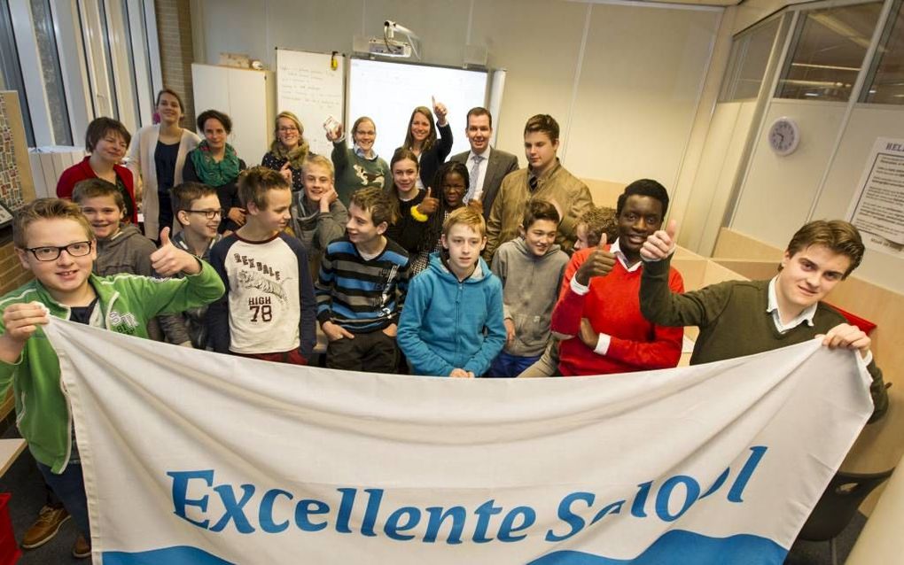 Teamleider A. van Tol (rechts achteraan) met docenten en leerlingen van de afdeling Quvier op de Pieter Zandt. Het is een van de 130 scholen die maandag van de onderwijsinspectie het predicaat ”Excellente School” ontvingen. beeld RD, Anton Dommerholt