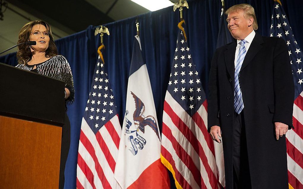 Sarah Palin en Donald Trump dinsdag tijdens een campagnebijeenkomst op de Iowa State University. beeld AFP