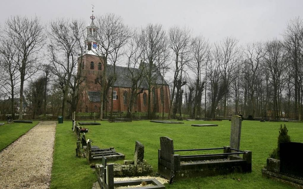 UTRECHT. Stichting Oude Groninger Kerken (SOGK) heeft een prijs gekregen voor het behoud van historische begraafplaatsen. Foto: kerk en begraafplaats in Pieterburen.  beeld RD, Anton Dommerholt