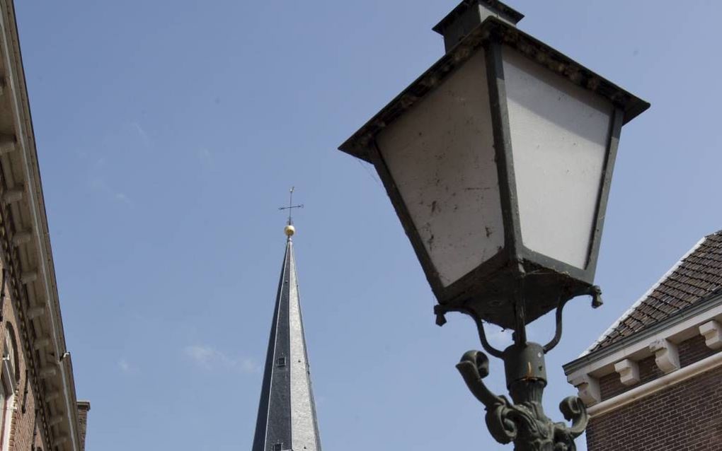 KAMPEN. De naad tussen de toren en het schip van de Bovenkerk in Kampen is de afgelopen jaren wijder geworden, weet de voorzitter van het Kamper klokkenluidersgilde Geert van Wou. Dat de vijf grootste klokken in de toren voorlopig zwijgen, noemt hij een a