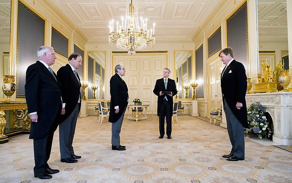 Koning Willem-Alexander beedigt op Paleis Noordeinde de heren drs. D.M. Sluimers, drs. A.P.W. Melkert, en mr. G.N. Roes voor de Staadsraad in buitengewone dienst. beeld ANP