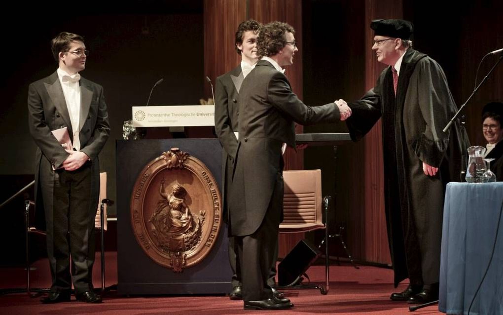 Ds. P. Veerman promoveerde woensdag in de aula van de Vrije Universiteit in Amsterdam op het gebedsonderwijs in de Heidelbergse Catechismus. beeld Eran Oppenheimer