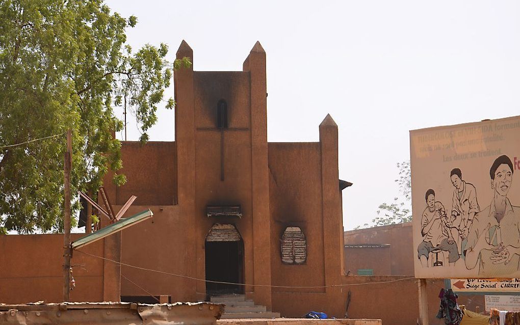 Een van de twee verwoeste kerken in de Nigerese hoofdstad Niamey waarvan zondag de eerste steen is gelegd voor de herbouw.  beeld AFP