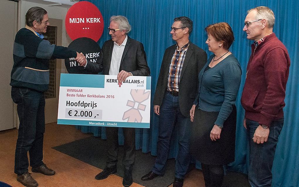 De Utrechtse Marcuskerk heeft de eerste prijs gewonnen voor haar Kerkbalansfolder. Woensdag werd de eerste prijs uitgereikt door de juryvoorzitter en in ontvangst genomen door Cor van Rijswijk (voorzitter kerkrentmeesters) Henk Provily, Karin Dikken (ontw