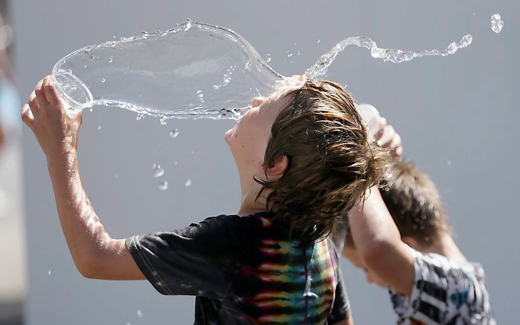 Kinderen zoeken verkoeling in Melbourne. beeld EPA