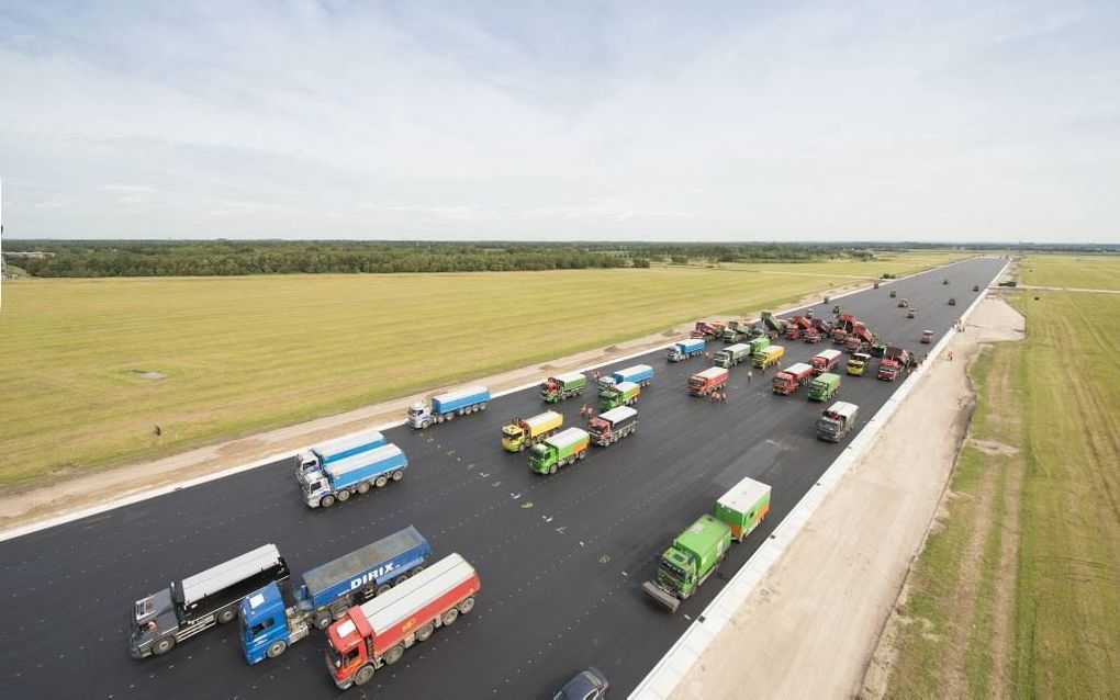 BAM Infra vernieuwt de start- en landingsbaan op vliegbasis Eindhoven, net als in 2014 op de vliegbasis Volkel. beeld BAM