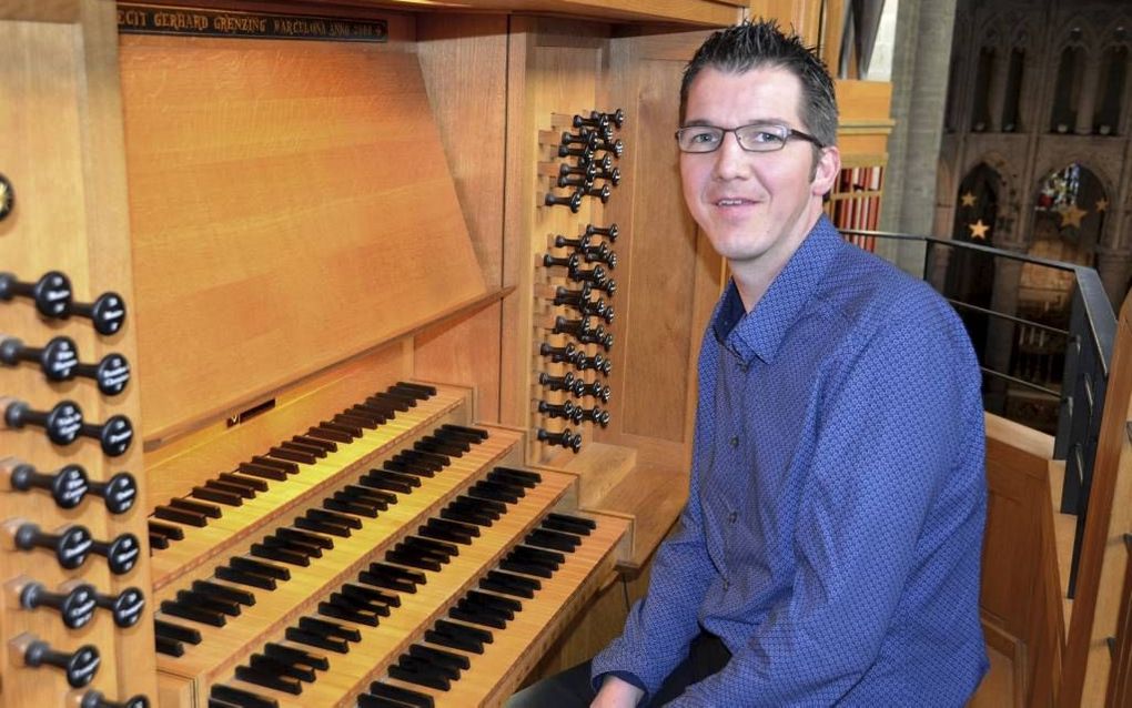 Bart Jacobs aan de klavieren van het Grenzingorgel in de kathedraal van Brussel. Beeld RD