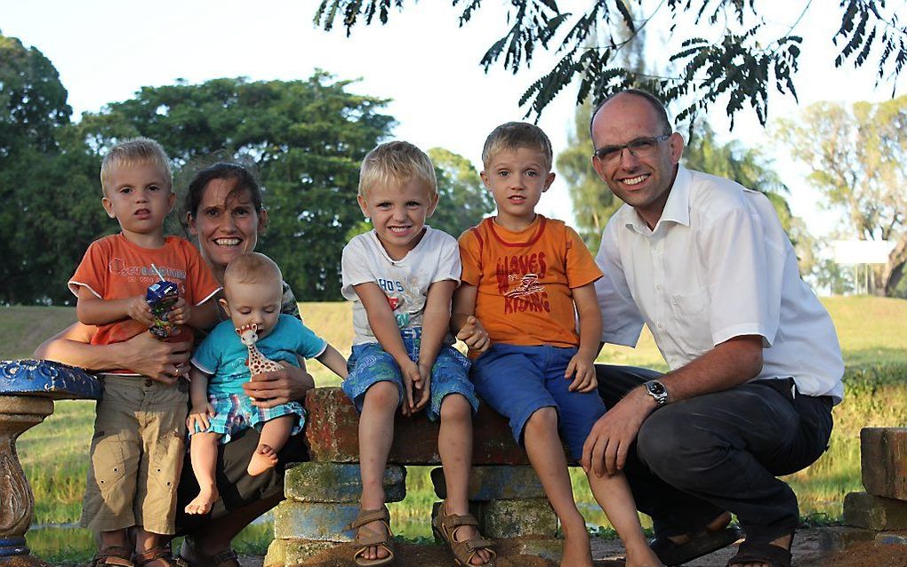 Ds. Ammiël Meuleman, zijn vrouw Hellen en kun kinderen. beeld RD