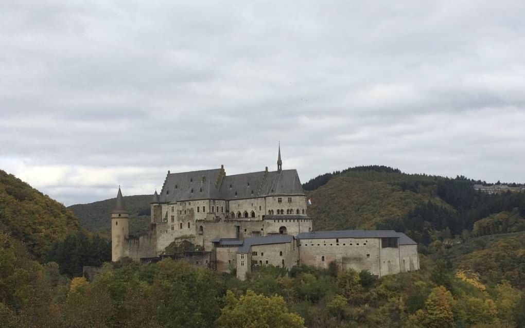 Kasteel Vianden ligt hoog boven het gelijknamige Luxemburgse stadje.  beeld RD