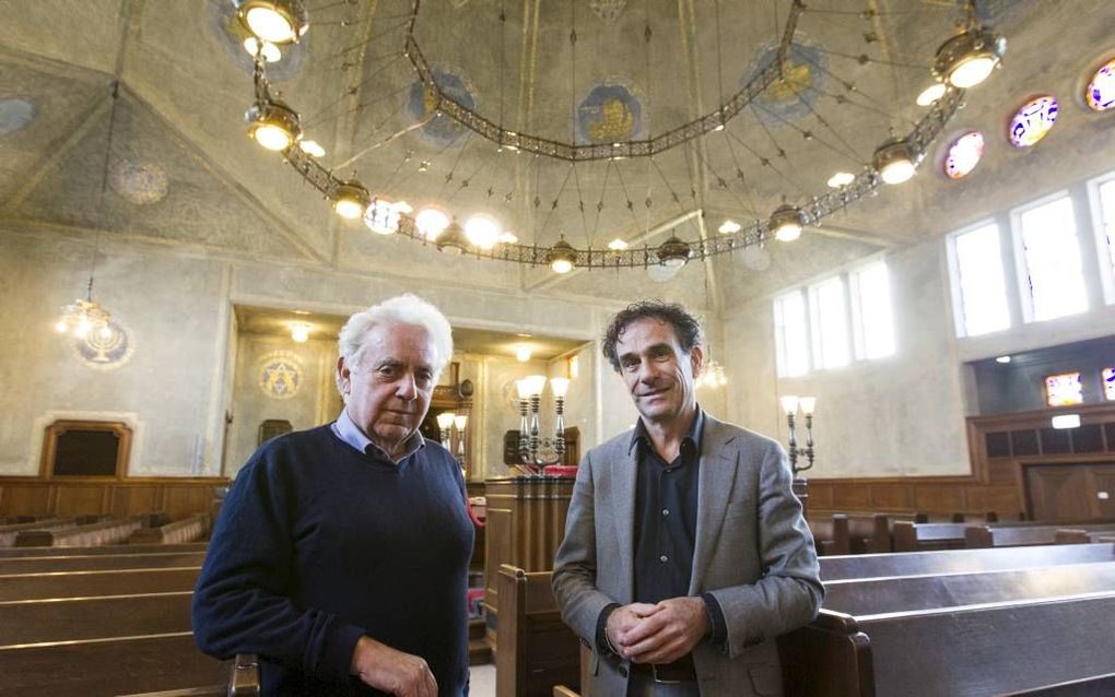 De fusie van de drie Joodse gemeenten in Twente is volgens de oud-bestuursleden Rob Waaker (li) en Eléon de Haas soepel verlopen. beeld RD, Anton Dommerholt