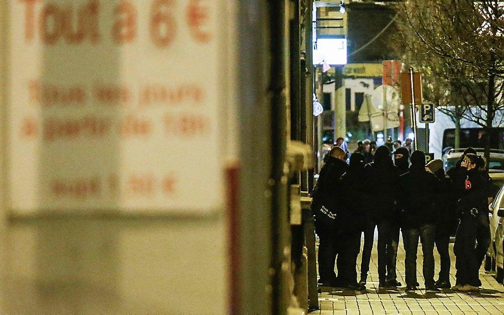 Huiszoekingen in Sint-Jans-Molenbeek, bij Brussel, in verband met de aanslagen in Parijs. beeld AFP