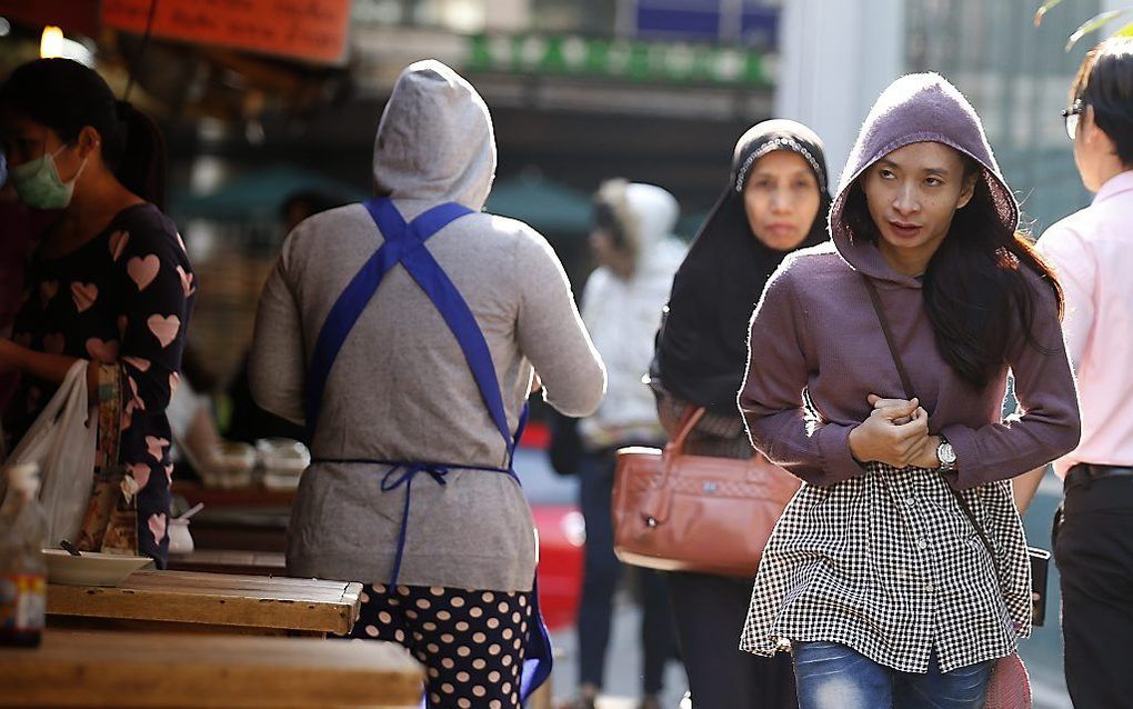 Truien in Bangkok komen uit de kast, nu het kwik beneden de 20 graden is gedaald. Beeld EPA