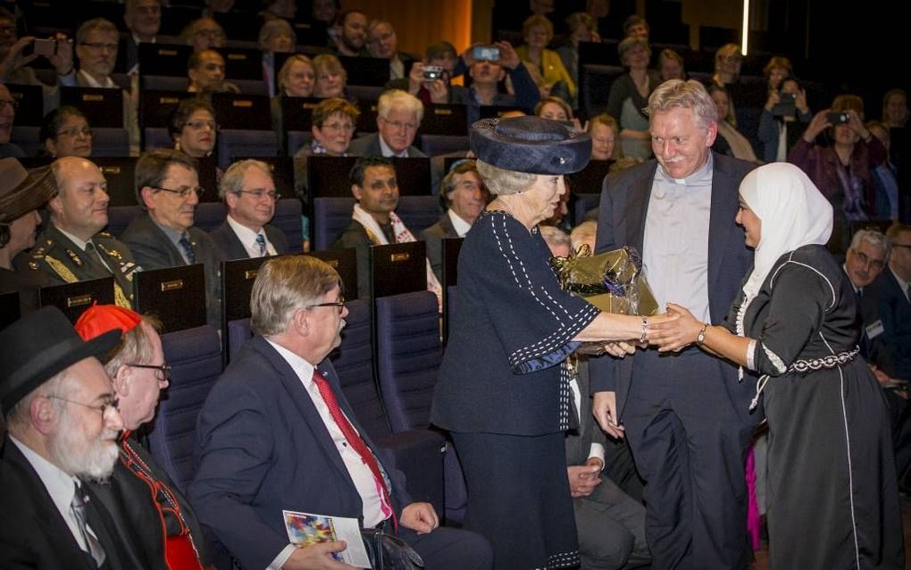 UTRECHT. Prinses Beatrix kreeg gisteren in Utrecht aan het eind van de interreligieuze bijeenkomst In Vrijheid Verbonden een olielamp cadeau. Licht staat in alle godsdiensten voor het goede, aldus de organisatoren van de ontmoeting tussen de verschillende