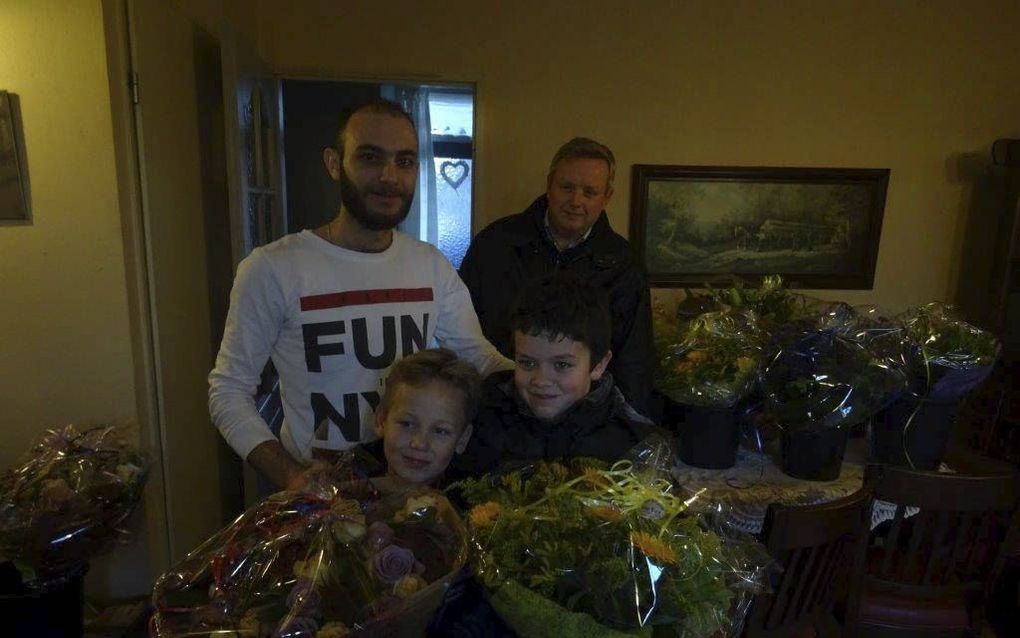 Bloemen in de met een steen bekogelde woning van een Syriër in Veen. beeld RD