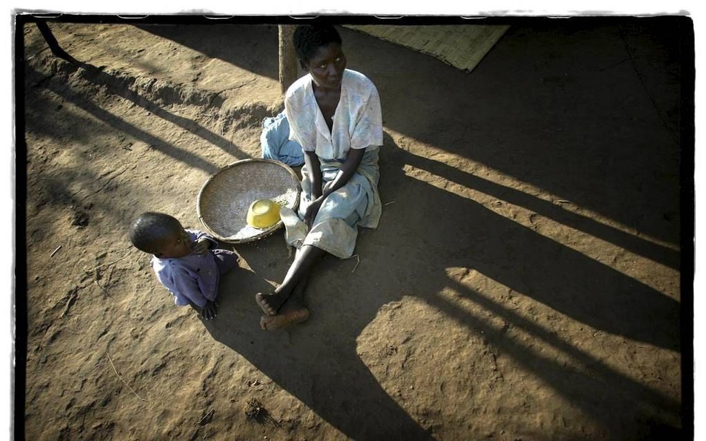 Regelmatig heeft Malawi te kampen met grote voedseltekorten. Deze archieffoto toont een weduwe met haar kind voor hun hutje op het platteland. Beeld RD, Henk Visscher